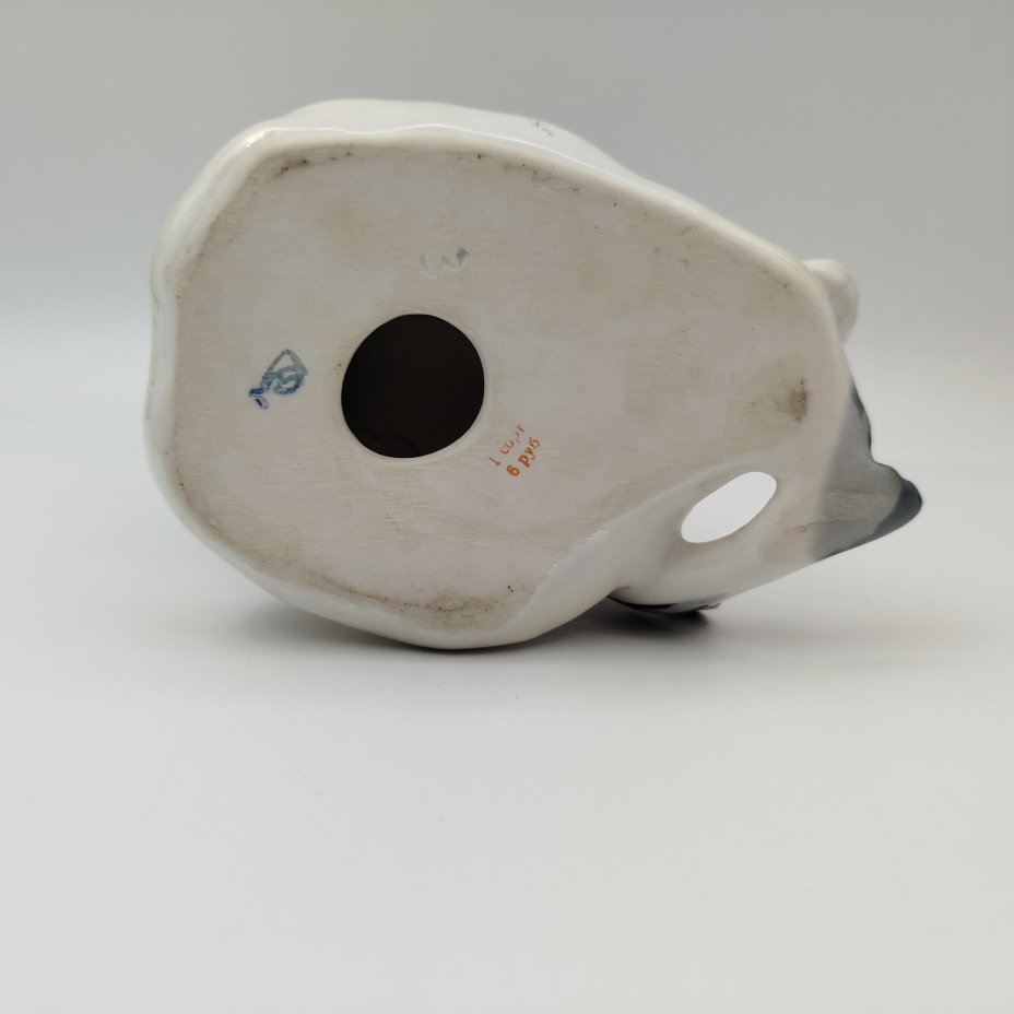 Статуэтка "Емеля со щукой" ("По щучьему велению"), скульптор В. Петушков, фарфор, роспись, золочение, Ленинградский завод фарфоровых изделий (ЛЗФИ), СССР, 1967-1973 гг.