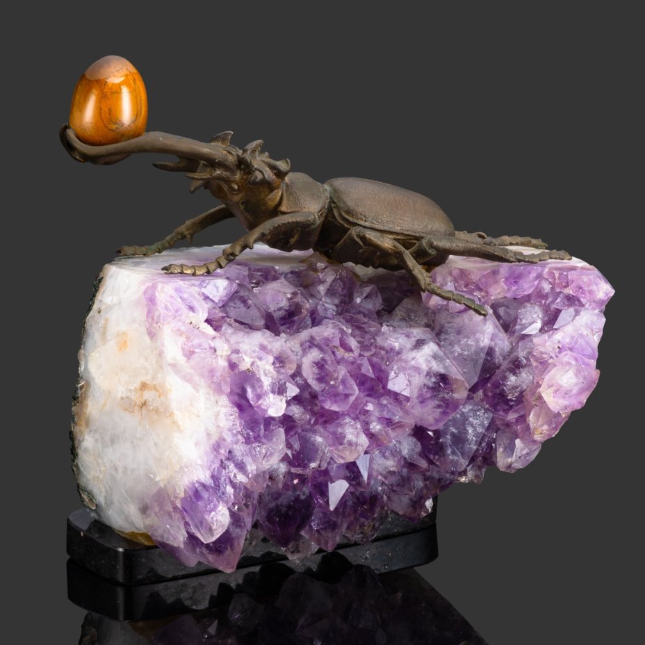 Настольная композиция (статуэтка) "Жук-олень на друзе аметиста"