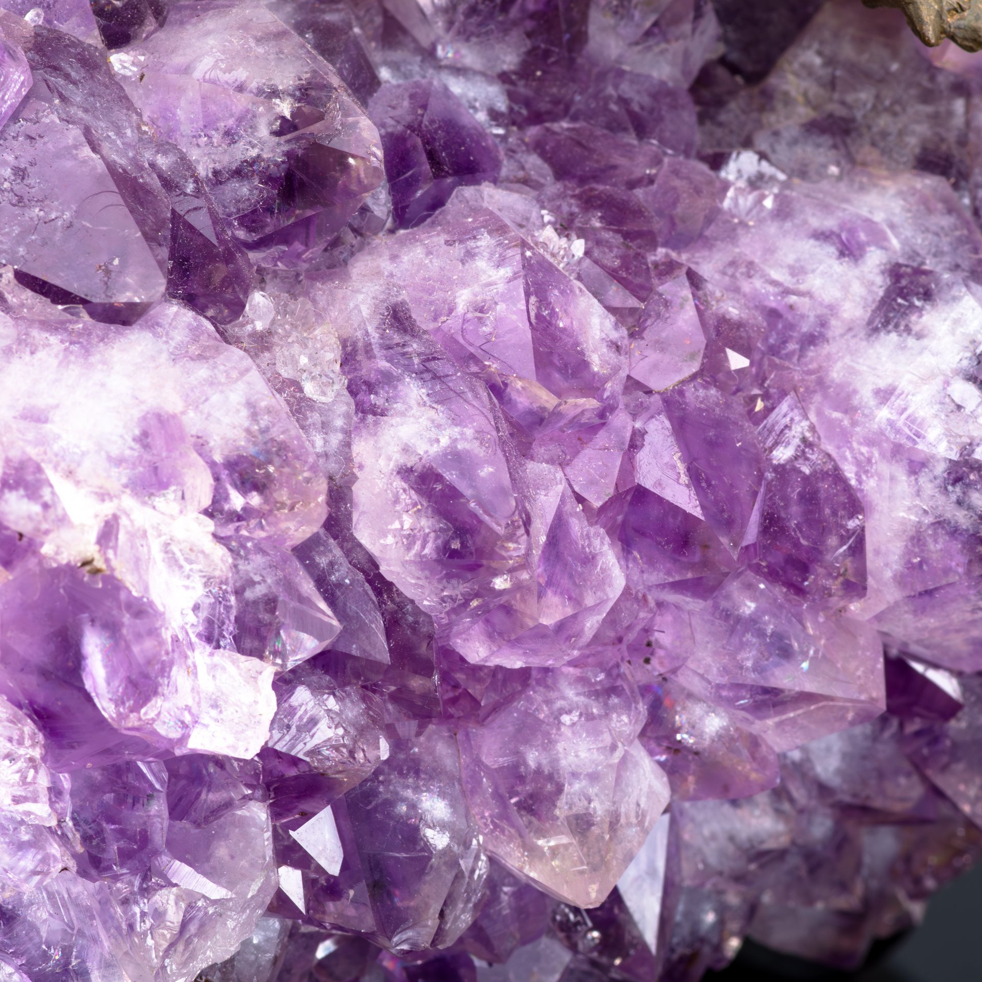 Настольная композиция (статуэтка) "Жук-олень на друзе аметиста"