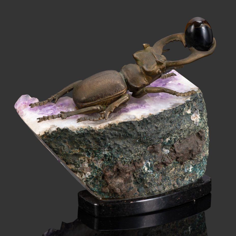 Настольная композиция (статуэтка) "Жук-олень на друзе аметиста"