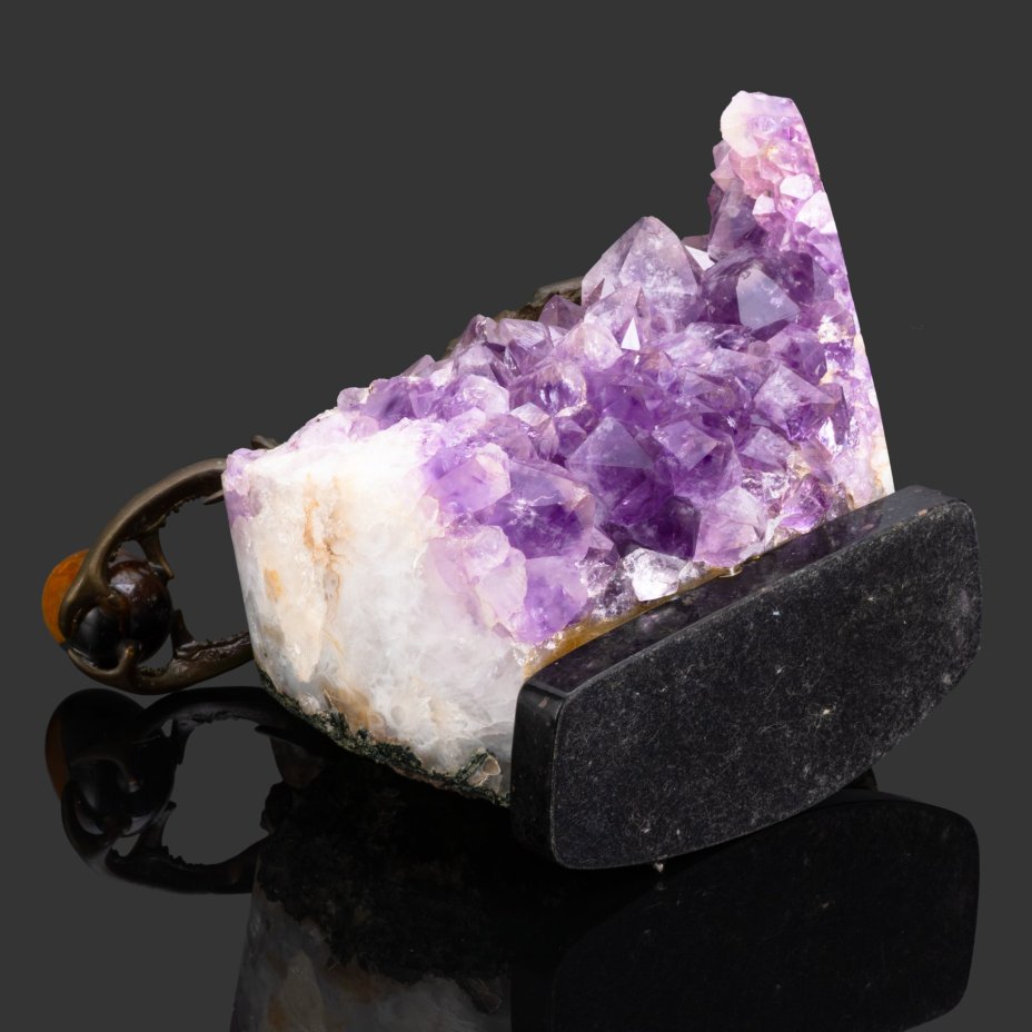 Настольная композиция (статуэтка) "Жук-олень на друзе аметиста"