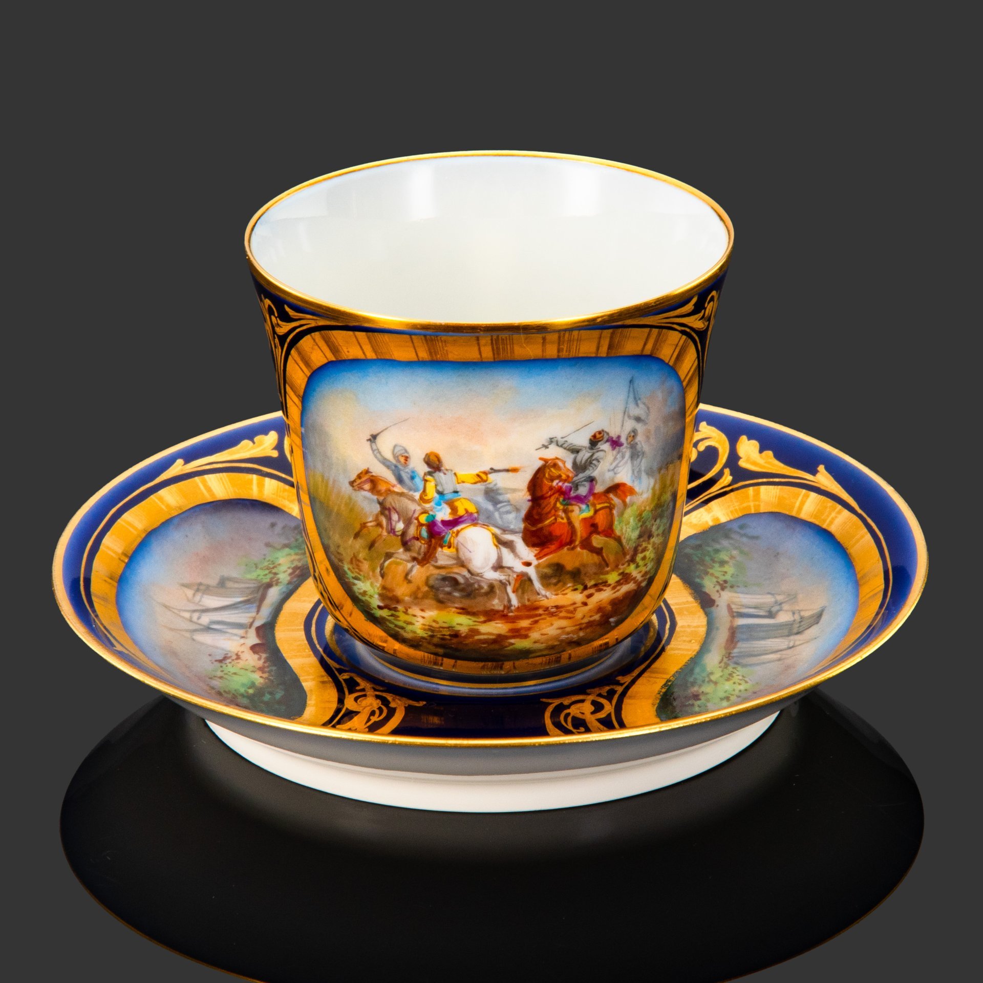 Пара кофейная с батальным сюжетом "Битва при Морле" (выполнена для дворца Тюильри "Chateau des Tuileries"), фарфор, крытье кобальтом, золочение, цировка, роспись, Севрская фарфоровая мануфактура (Sevres), Франция, 1844 г.
