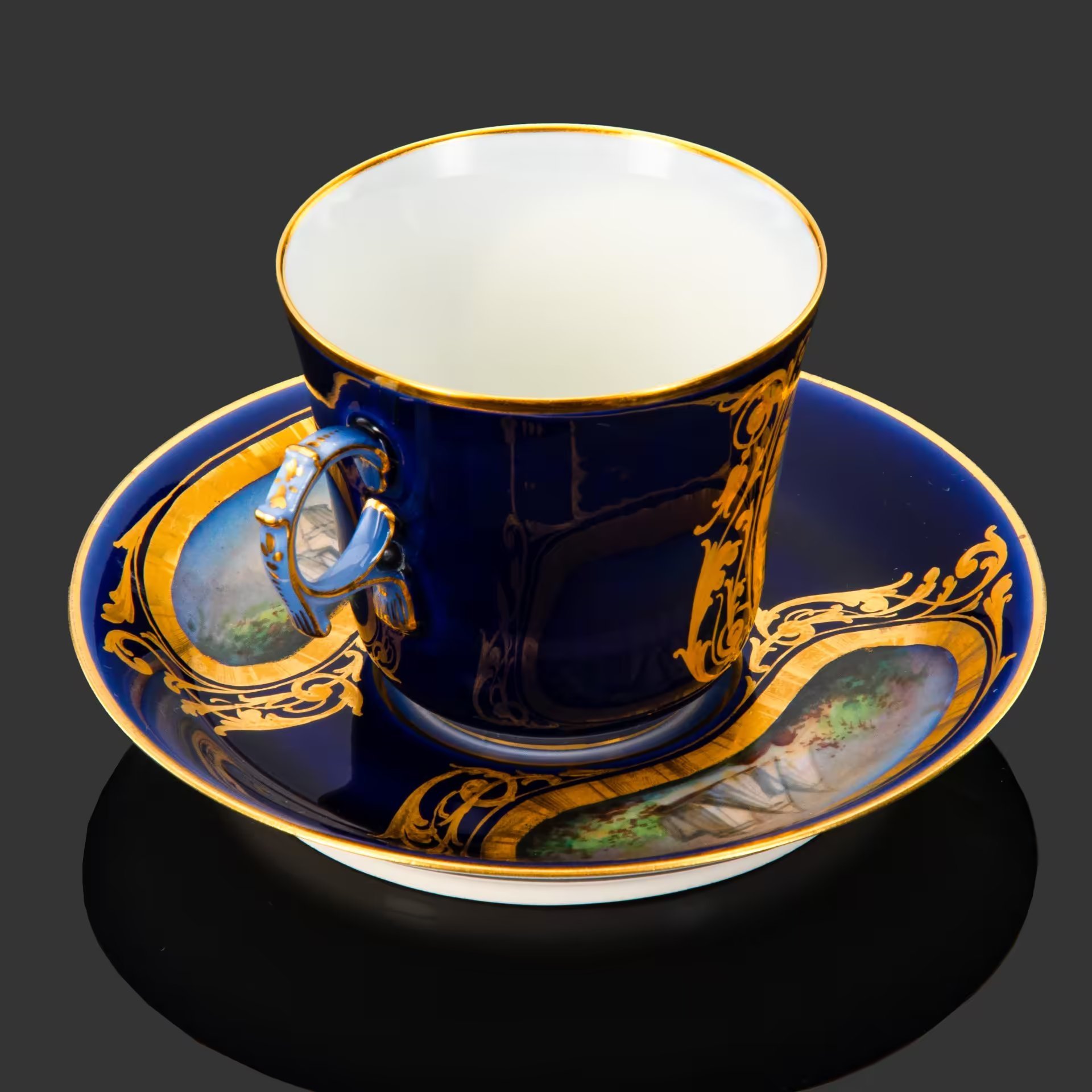 Пара кофейная с батальным сюжетом "Битва при Морле" (выполнена для дворца Тюильри "Chateau des Tuileries"), фарфор, крытье кобальтом, золочение, цировка, роспись, Севрская фарфоровая мануфактура (Sevres), Франция, 1844 г.