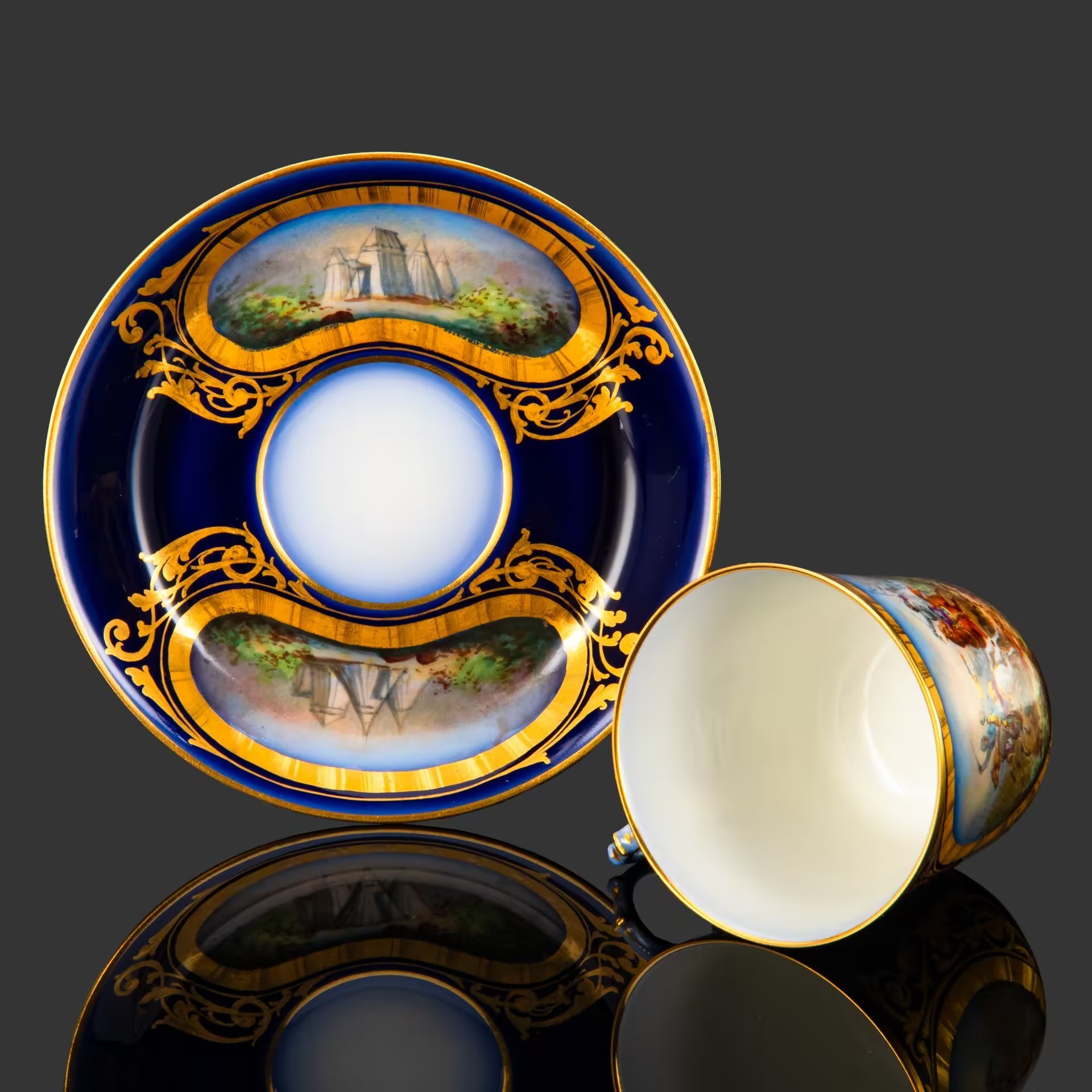 Пара кофейная с батальным сюжетом "Битва при Морле" (выполнена для дворца Тюильри "Chateau des Tuileries"), фарфор, крытье кобальтом, золочение, цировка, роспись, Севрская фарфоровая мануфактура (Sevres), Франция, 1844 г.