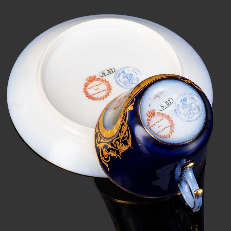 Пара кофейная с батальным сюжетом "Битва при Морле" (выполнена для дворца Тюильри "Chateau des Tuileries"), фарфор, крытье кобальтом, золочение, цировка, роспись, Севрская фарфоровая мануфактура (Sevres), Франция, 1844 г.