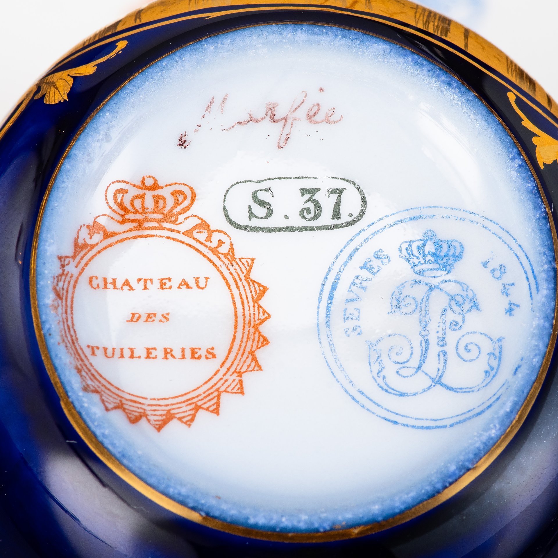 Пара кофейная с батальным сюжетом "Битва при Морле" (выполнена для дворца Тюильри "Chateau des Tuileries"), фарфор, крытье кобальтом, золочение, цировка, роспись, Севрская фарфоровая мануфактура (Sevres), Франция, 1844 г.