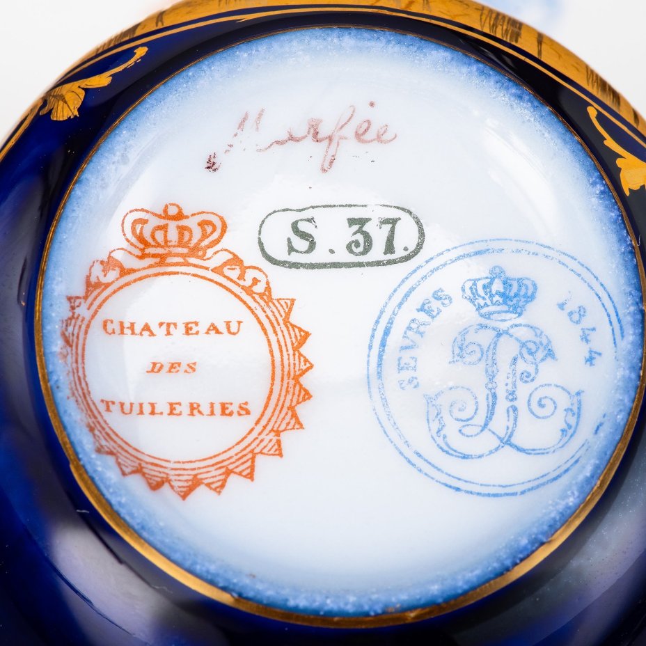 Пара кофейная с батальным сюжетом "Битва при Морле" (выполнена для дворца Тюильри "Chateau des Tuileries"), фарфор, крытье кобальтом, золочение, цировка, роспись, Севрская фарфоровая мануфактура (Sevres), Франция, 1844 г.