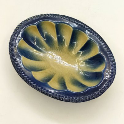Блюдо овальной формы синего и горчичного цветов с рельефным декором, фаянс, глазурь, Ленинградский завод «Стройфаянс», СССР, 1972-1982 гг.