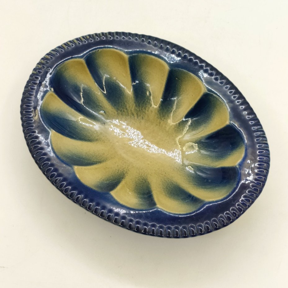 Блюдо овальной формы синего и горчичного цветов с рельефным декором, фаянс, глазурь, Ленинградский завод «Стройфаянс», СССР, 1972-1982 гг.