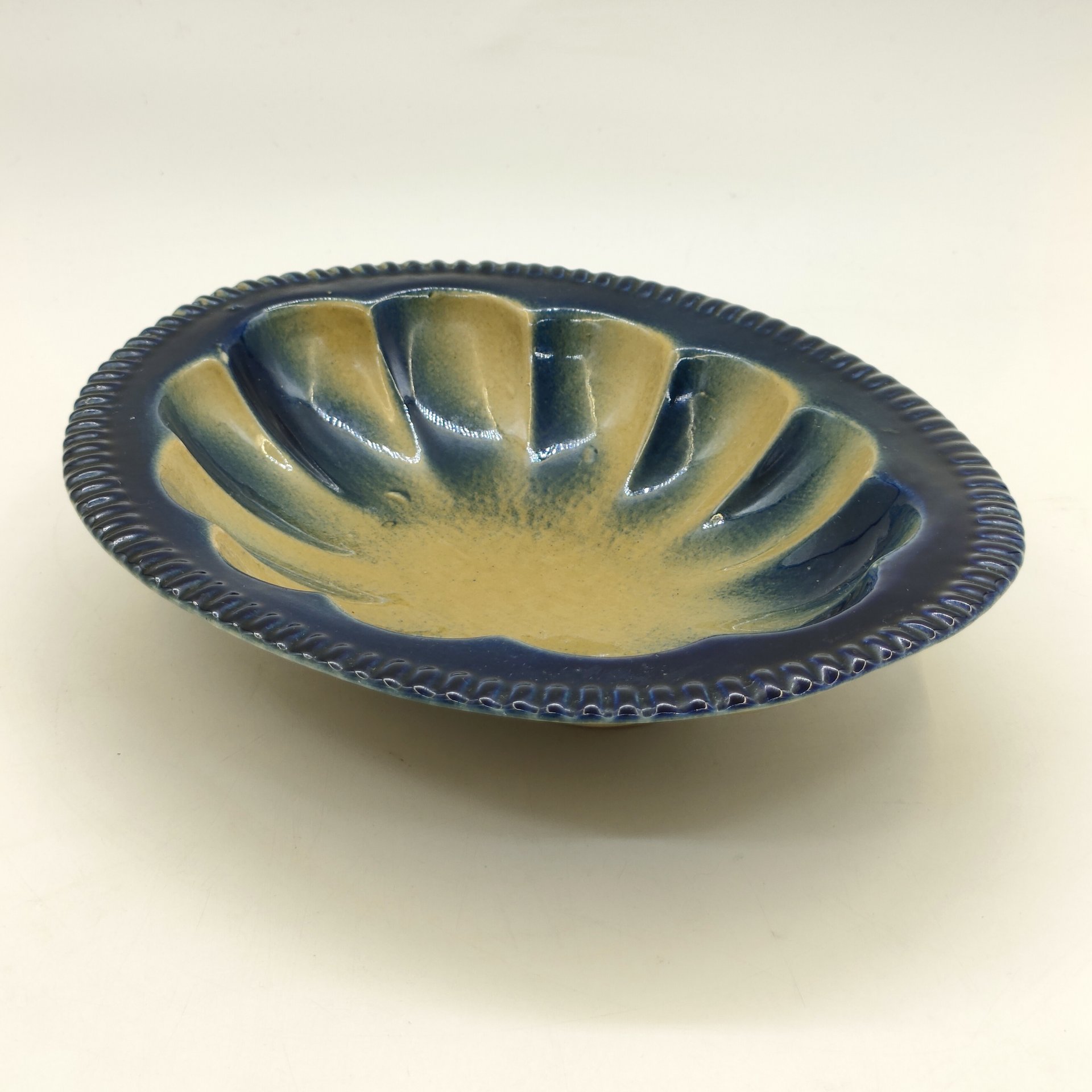 Блюдо овальной формы синего и горчичного цветов с рельефным декором, фаянс, глазурь, Ленинградский завод «Стройфаянс», СССР, 1972-1982 гг.