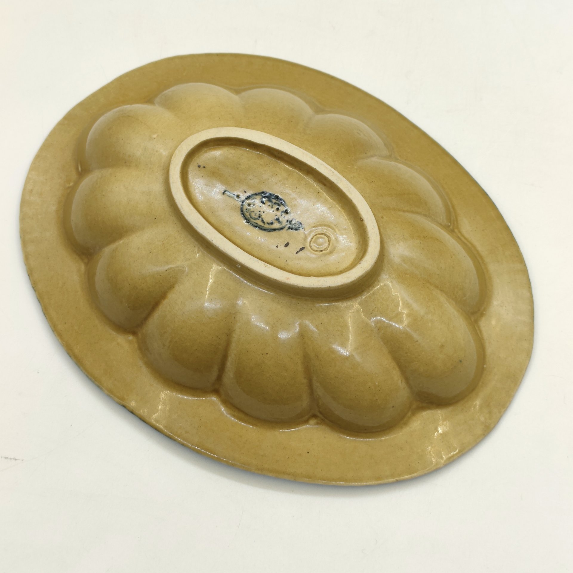 Блюдо овальной формы синего и горчичного цветов с рельефным декором, фаянс, глазурь, Ленинградский завод «Стройфаянс», СССР, 1972-1982 гг.