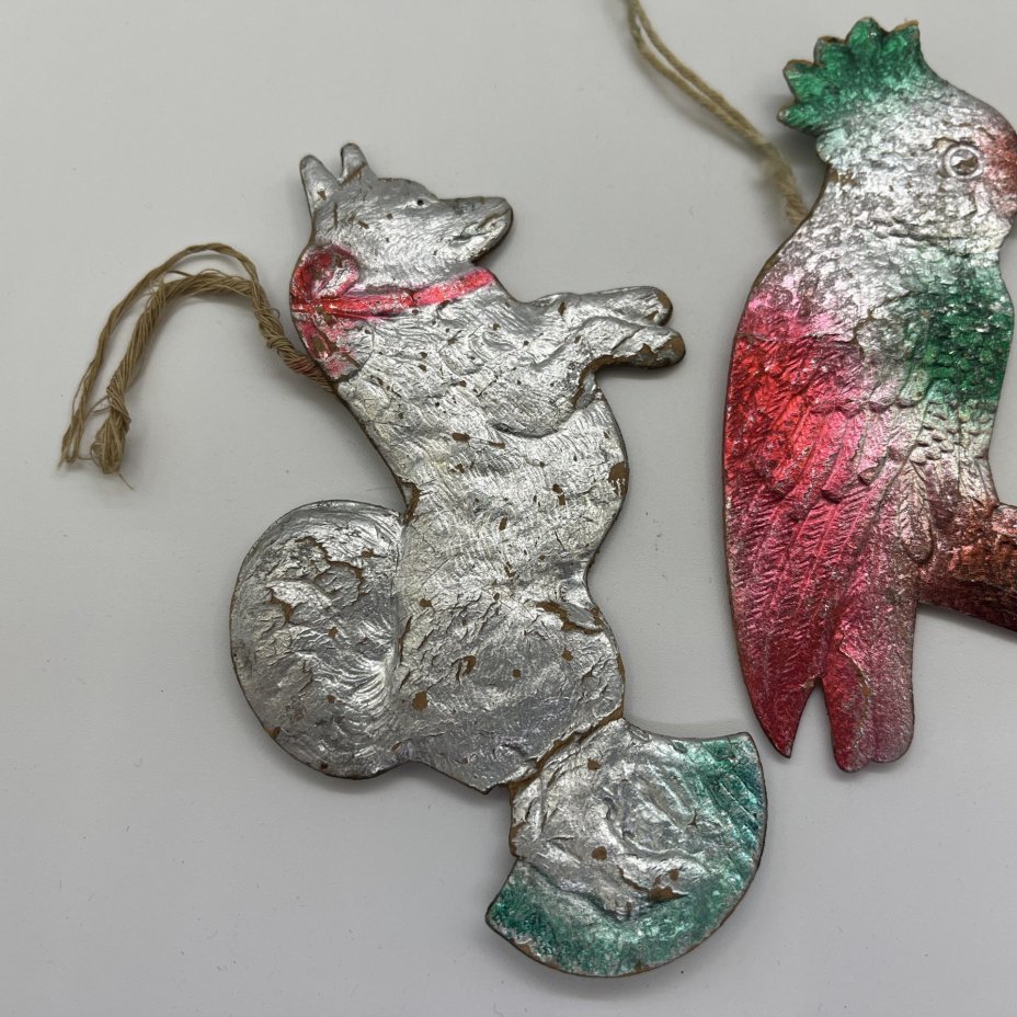 Набор из 4-х винтажных ёлочных игрушек различных форм и расцветок, картон, штамповка, аэрография