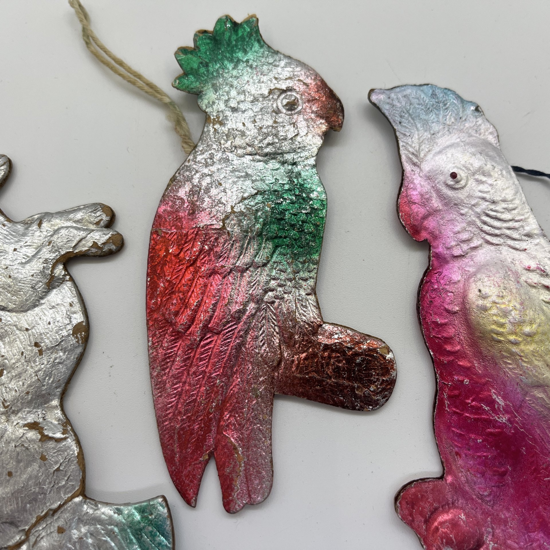 Набор из 4-х винтажных ёлочных игрушек различных форм и расцветок, картон, штамповка, аэрография, СССР, 1960-1980 гг.