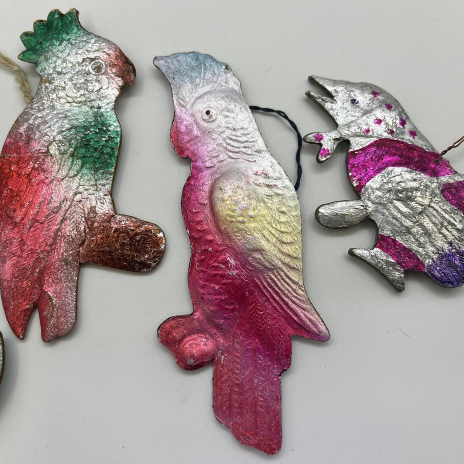 Набор из 4-х винтажных ёлочных игрушек различных форм и расцветок, картон, штамповка, аэрография