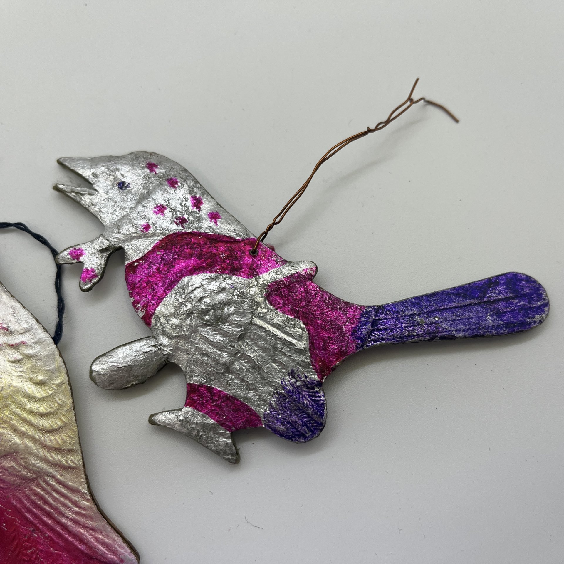 Набор из 4-х винтажных ёлочных игрушек различных форм и расцветок, картон, штамповка, аэрография, СССР, 1960-1980 гг.