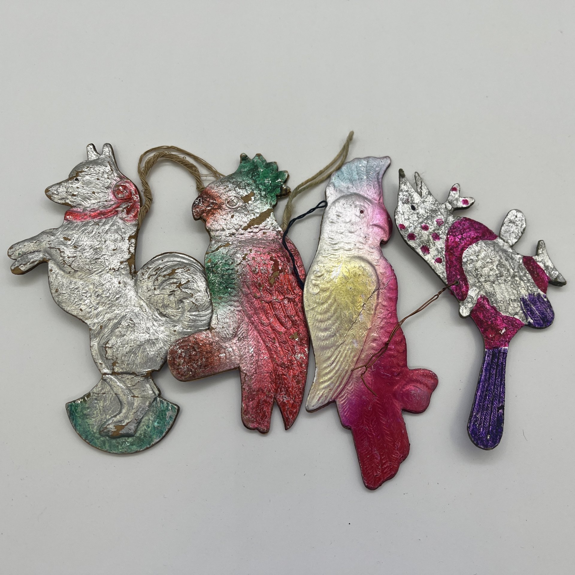 Набор из 4-х винтажных ёлочных игрушек различных форм и расцветок, картон, штамповка, аэрография, СССР, 1960-1980 гг.