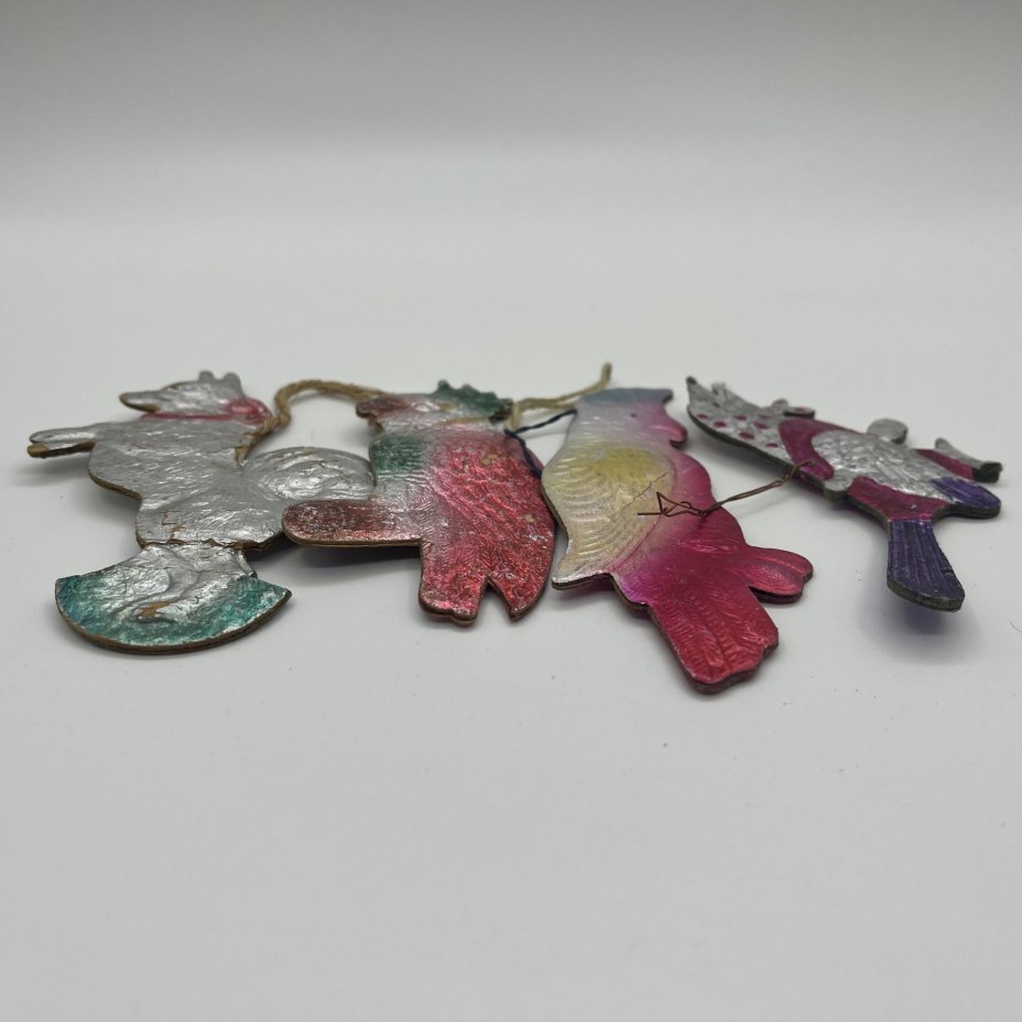 Набор из 4-х винтажных ёлочных игрушек различных форм и расцветок, картон, штамповка, аэрография