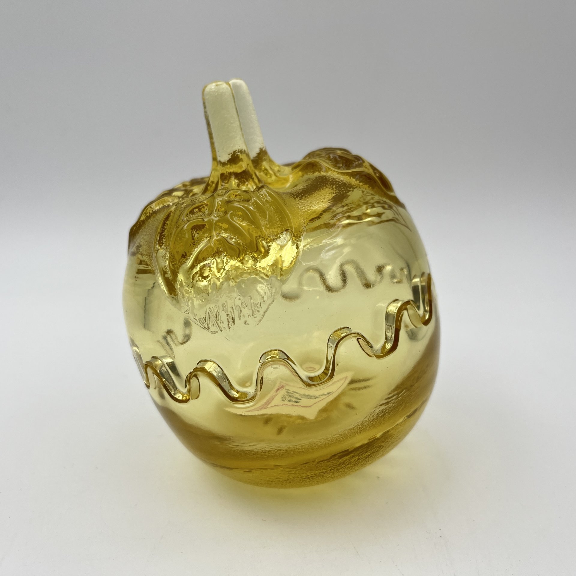 Шкатулка (бонбоньерка) "Яблоко раздора", автор Муратов В.С., хрусталь, выдувание в форму, лепной декор, Гусевской хрустальный завод (Гусь-Хрустальный), СССР, 1980-1990 гг.