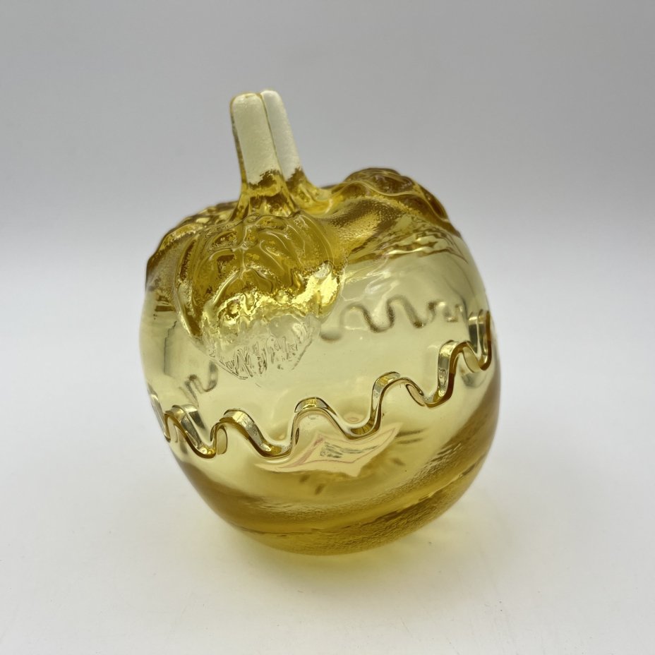 Шкатулка (бонбоньерка) "Яблоко раздора", автор Муратов В.С., хрусталь, выдувание в форму, лепной декор, Гусевской хрустальный завод (Гусь-Хрустальный), СССР, 1980-1990 гг.