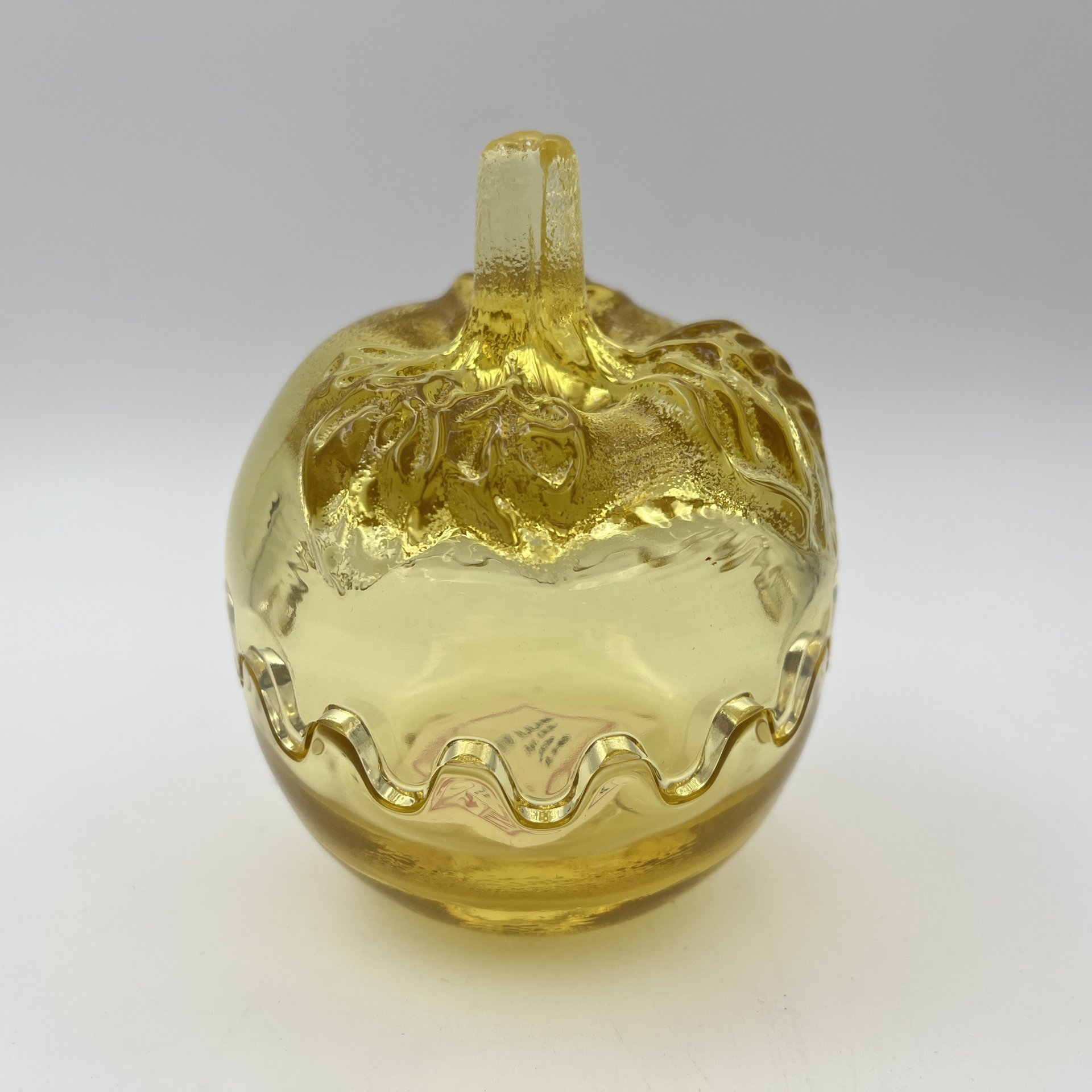 Шкатулка (бонбоньерка) "Яблоко раздора", автор Муратов В.С., хрусталь, выдувание в форму, лепной декор, Гусевской хрустальный завод (Гусь-Хрустальный), СССР, 1980-1990 гг.