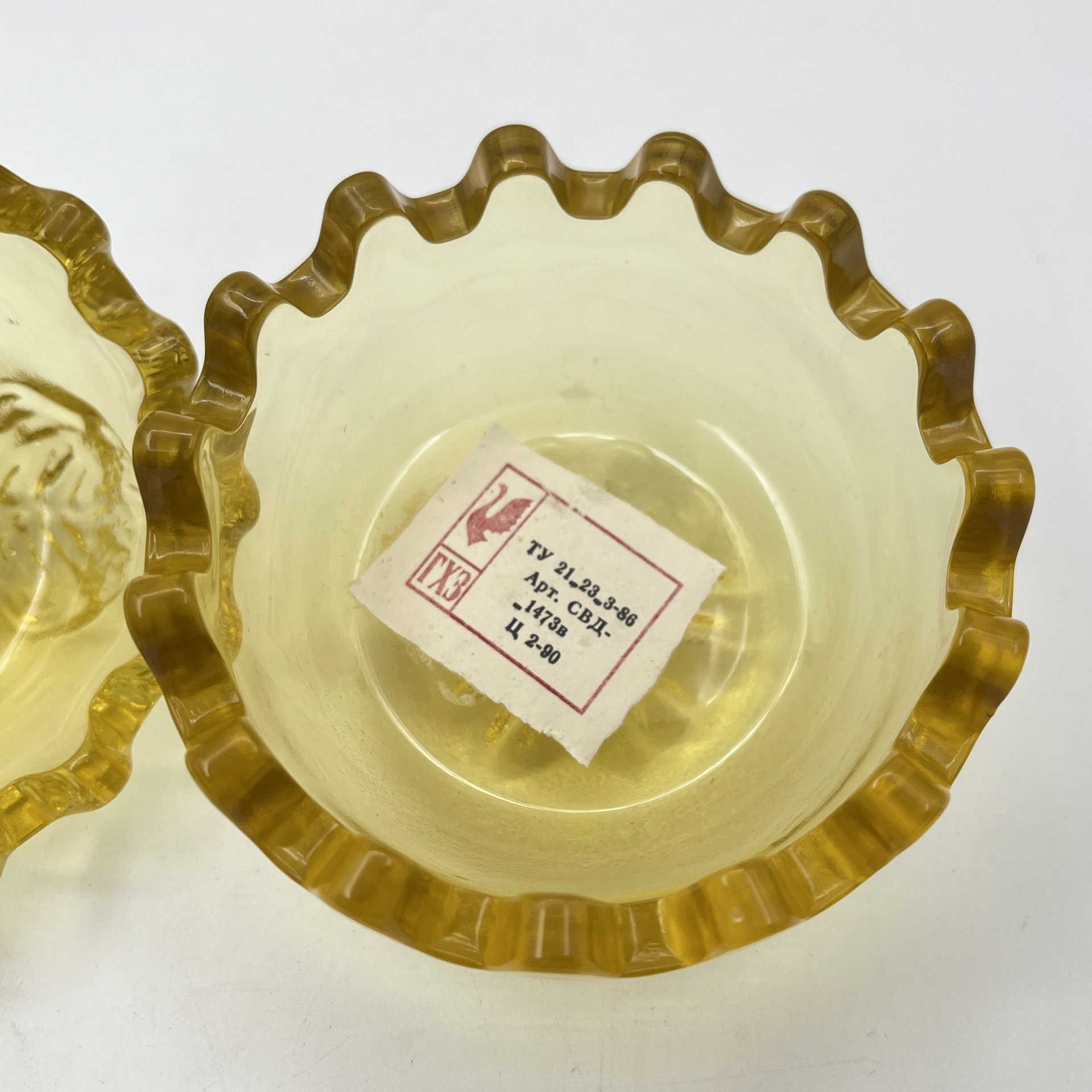 Шкатулка (бонбоньерка) "Яблоко раздора", автор Муратов В.С., хрусталь, выдувание в форму, лепной декор, Гусевской хрустальный завод (Гусь-Хрустальный), СССР, 1980-1990 гг.