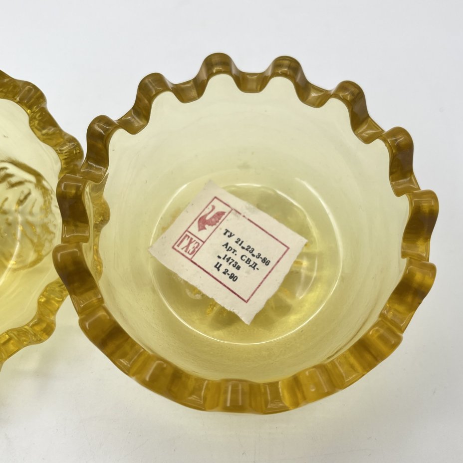 Шкатулка (бонбоньерка) "Яблоко раздора", автор Муратов В.С., хрусталь, выдувание в форму, лепной декор, Гусевской хрустальный завод (Гусь-Хрустальный), СССР, 1980-1990 гг.