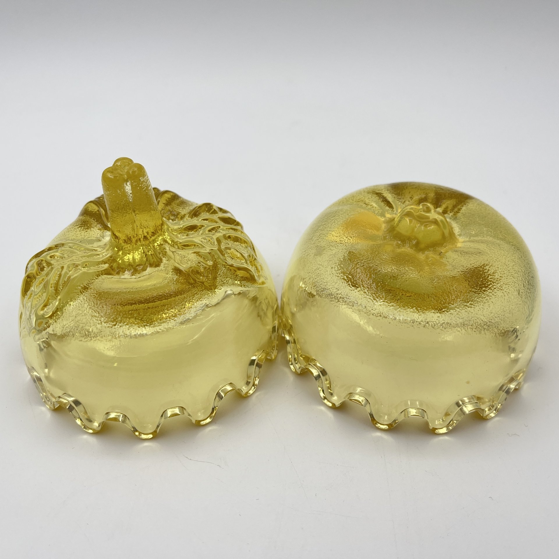 Шкатулка (бонбоньерка) "Яблоко раздора", автор Муратов В.С., хрусталь, выдувание в форму, лепной декор, Гусевской хрустальный завод (Гусь-Хрустальный), СССР, 1980-1990 гг.