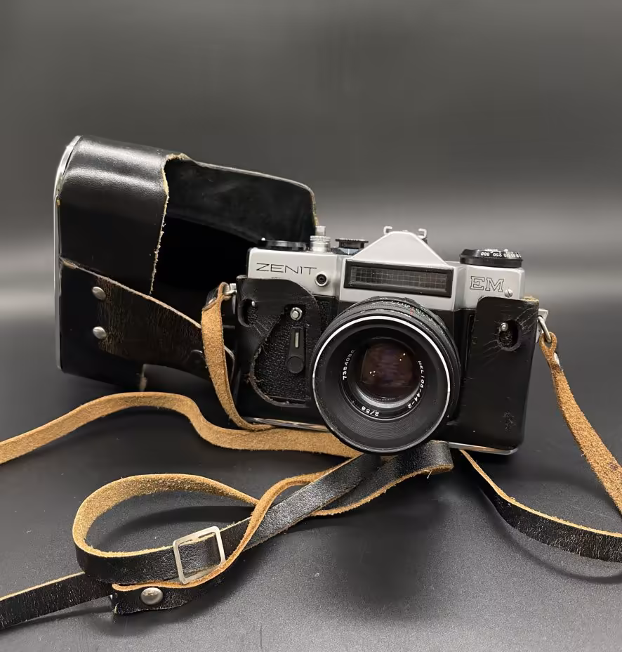 Фотоаппарат "Зенит-ЕМ" с объективом "Гелиос-44М" в оригинальном кофре, Красногорский механический завод (КМЗ)