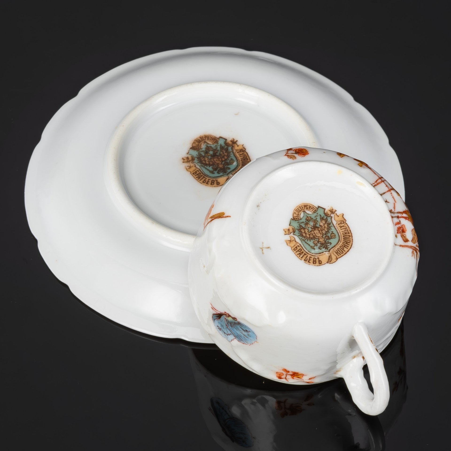 Пара кофейная с декором в виде цветов и бабочек, фарфор, деколь, золочение, Фарфоровый завод братьев Корниловых, Российская империя, 1884-1917 гг.