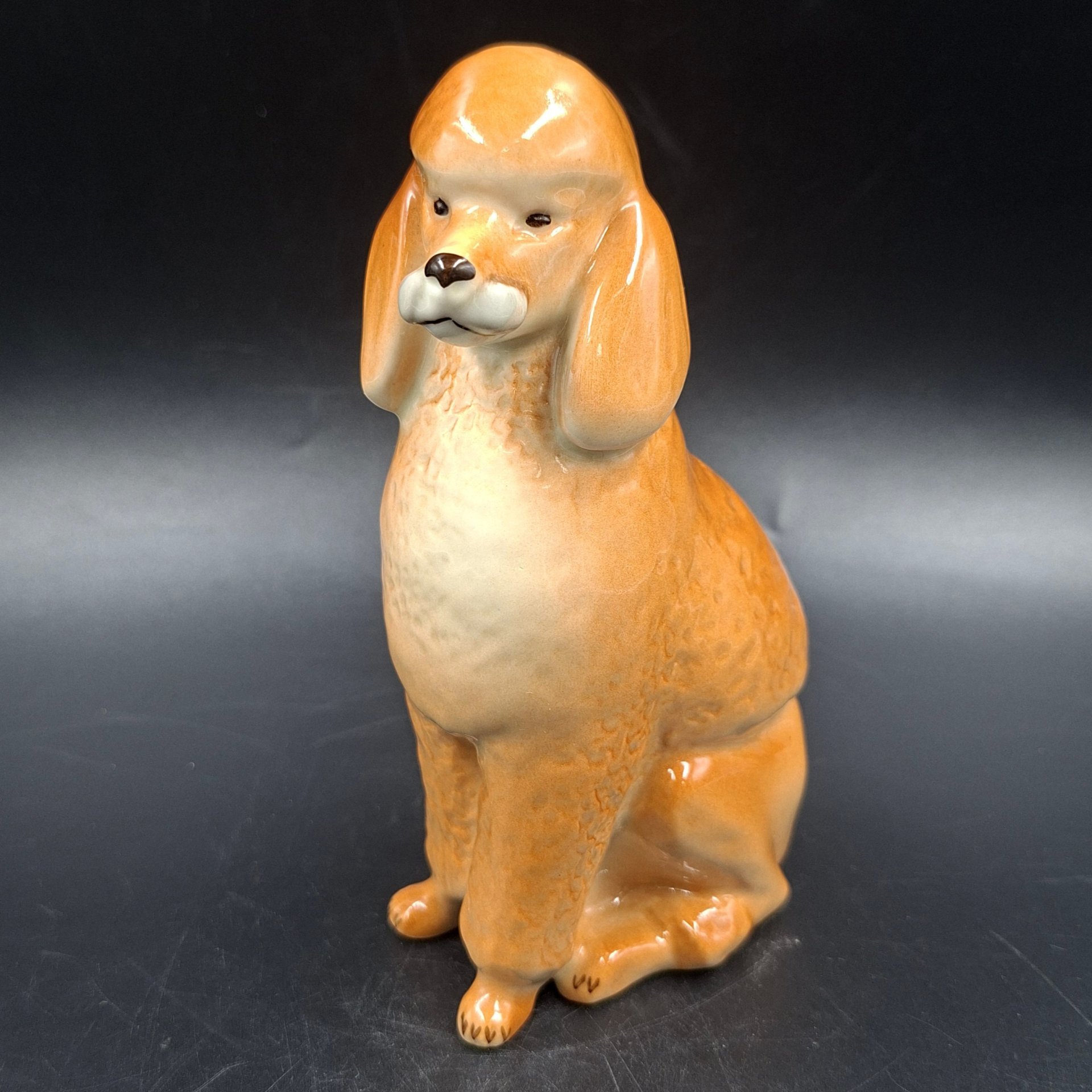 Статуэтка "Пудель", скульптор П.П. Веселов, автор росписи В.М. Жбанов, фарфор, аэрография, роспись, Ленинградский фарфоровый завод (ЛФЗ), Россия, 1989-2001 гг.