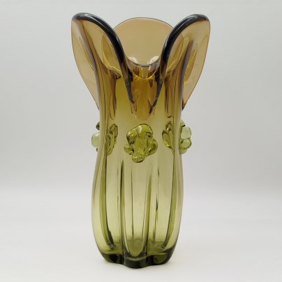 Ваза янтарного оттенка с фигурной трехлепестковой горловиной, цветное стекло, налепы, гутная техника, Ленинградский стекольный комбинат «Победа» (Колпино), СССР, 1960-1990 гг.