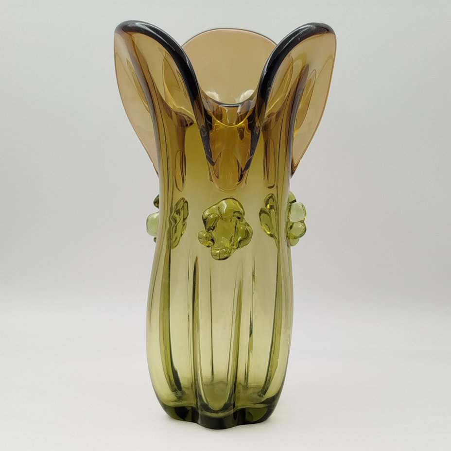 Ваза янтарного оттенка с фигурной трехлепестковой горловиной, цветное стекло, налепы, гутная техника, Ленинградский стекольный комбинат «Победа» (Колпино), СССР, 1960-1990 гг.