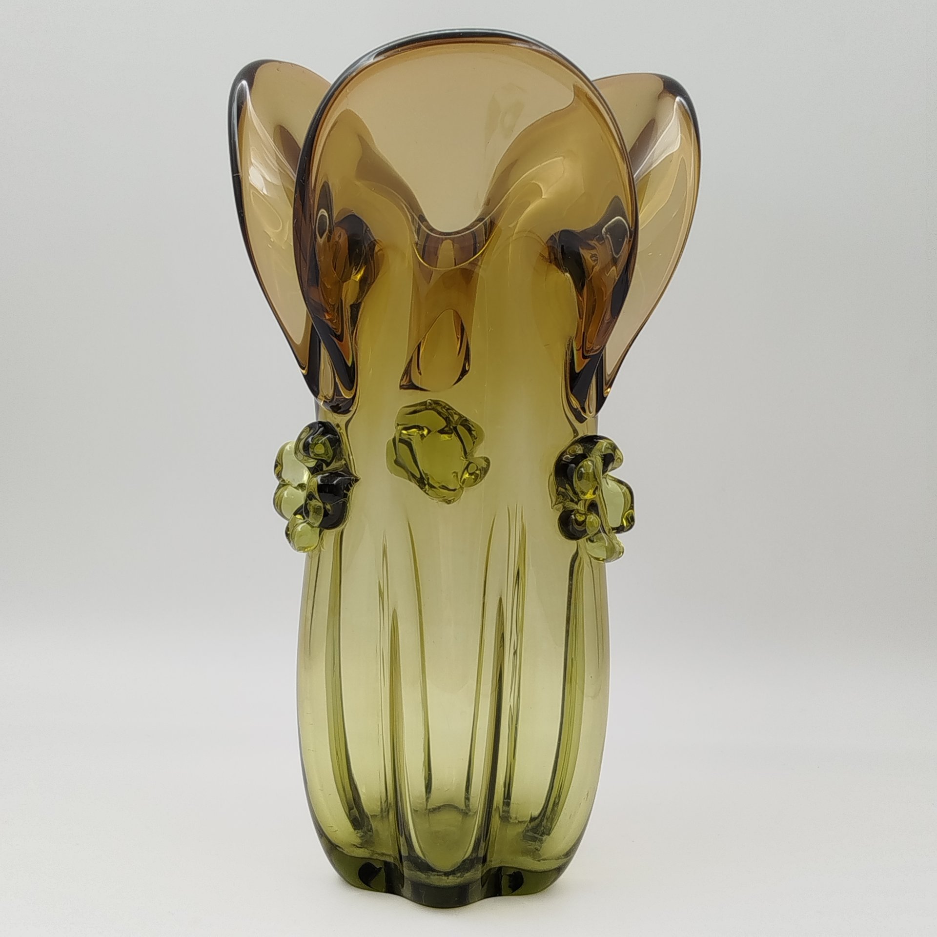 Ваза янтарного оттенка с фигурной трехлепестковой горловиной, цветное стекло, налепы, гутная техника, Ленинградский стекольный комбинат «Победа» (Колпино), СССР, 1960-1990 гг.