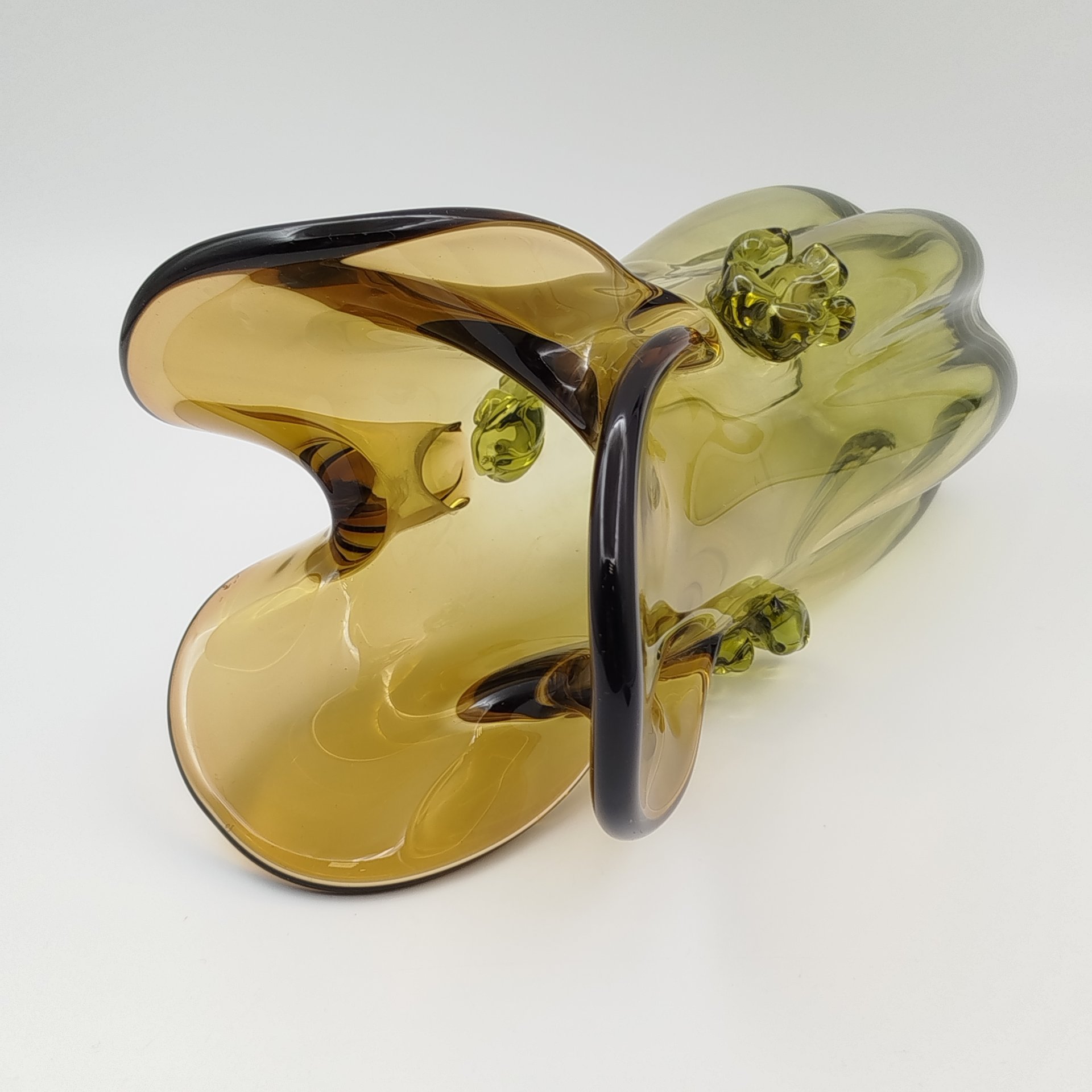 Ваза янтарного оттенка с фигурной трехлепестковой горловиной, цветное стекло, налепы, гутная техника, Ленинградский стекольный комбинат «Победа» (Колпино), СССР, 1960-1990 гг.