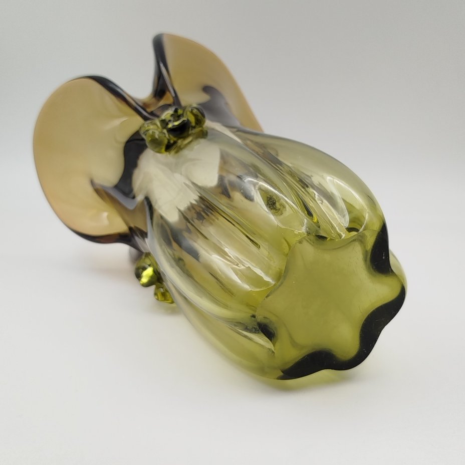 Ваза янтарного оттенка с фигурной трехлепестковой горловиной, цветное стекло, налепы, гутная техника, Ленинградский стекольный комбинат «Победа» (Колпино), СССР, 1960-1990 гг.