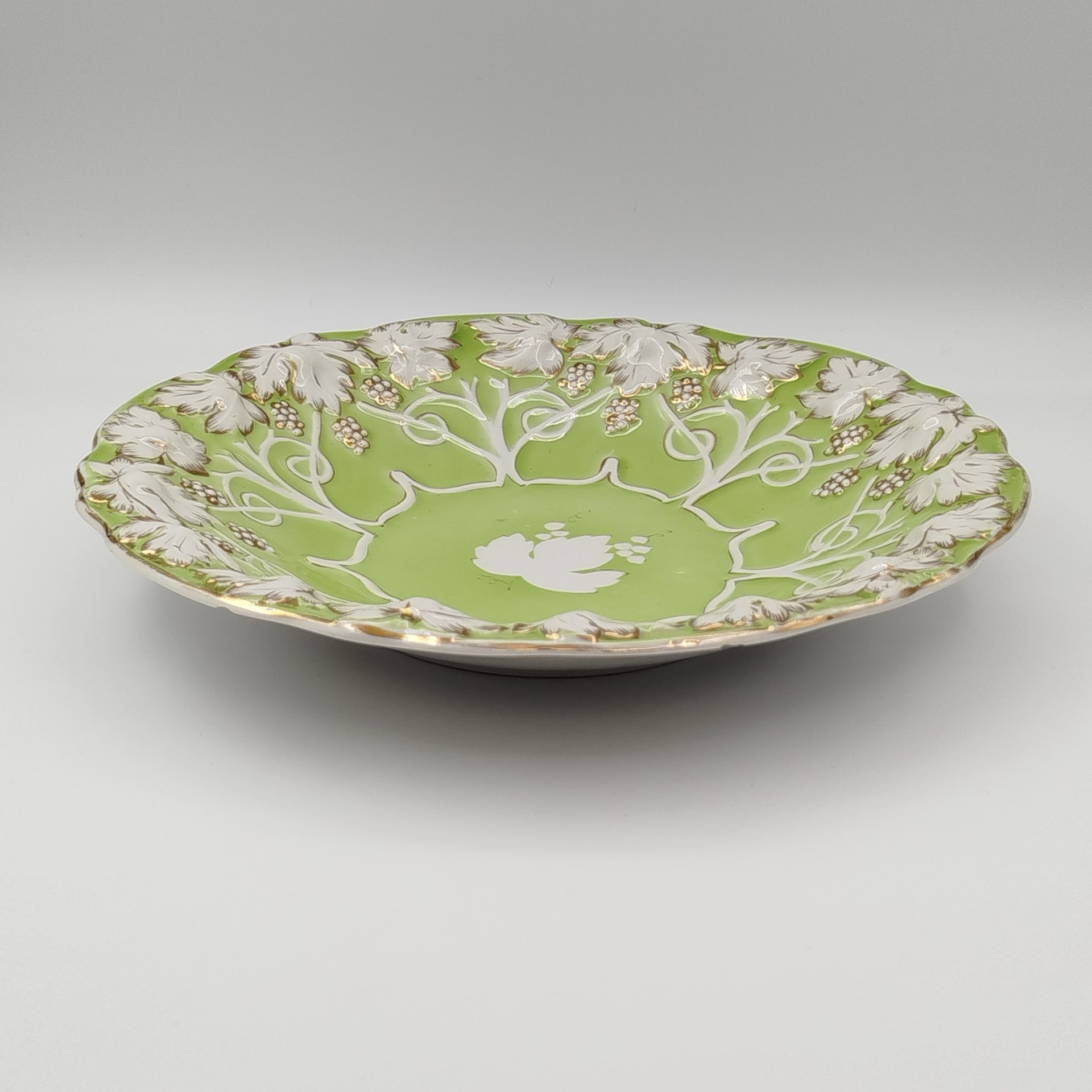 Блюдо сервировочное "Виноград" (зелёное), фарфор, крытье, золочение, Дулевский фарфоровый завод (Дулёво), СССР, 1956 г.