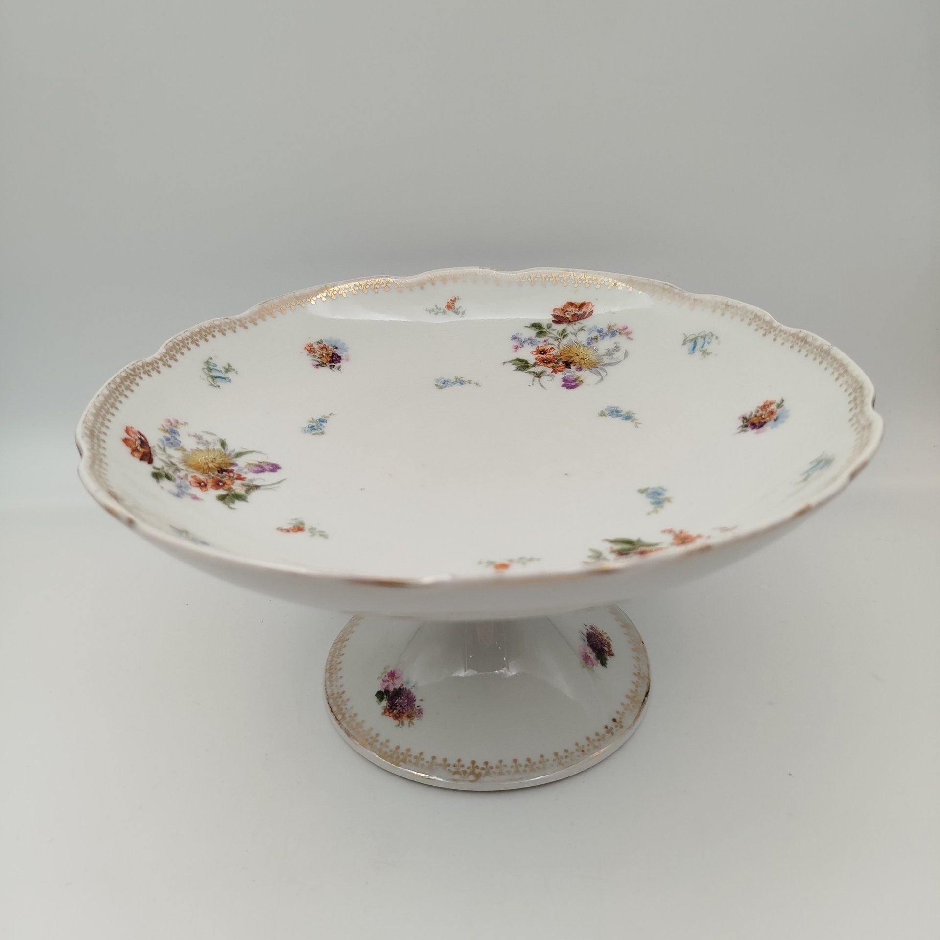 Фруктовница на ножке, декорированная цветочными мотивами, фарфор, деколь с прорисовкой, Дулевский фарфоровый завод (Дулёво), СССР, 1918-1930 гг.