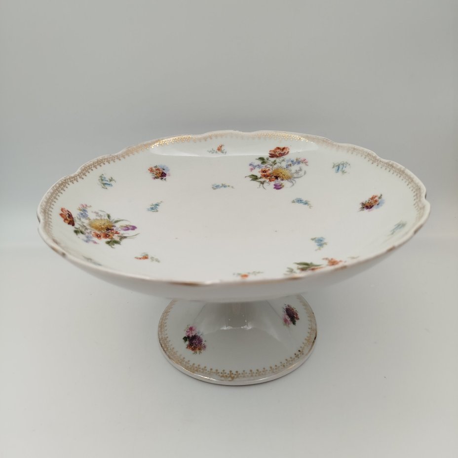 Фруктовница на ножке, декорированная цветочными мотивами, фарфор, деколь с прорисовкой, Дулевский фарфоровый завод (Дулёво), СССР, 1918-1930 гг.