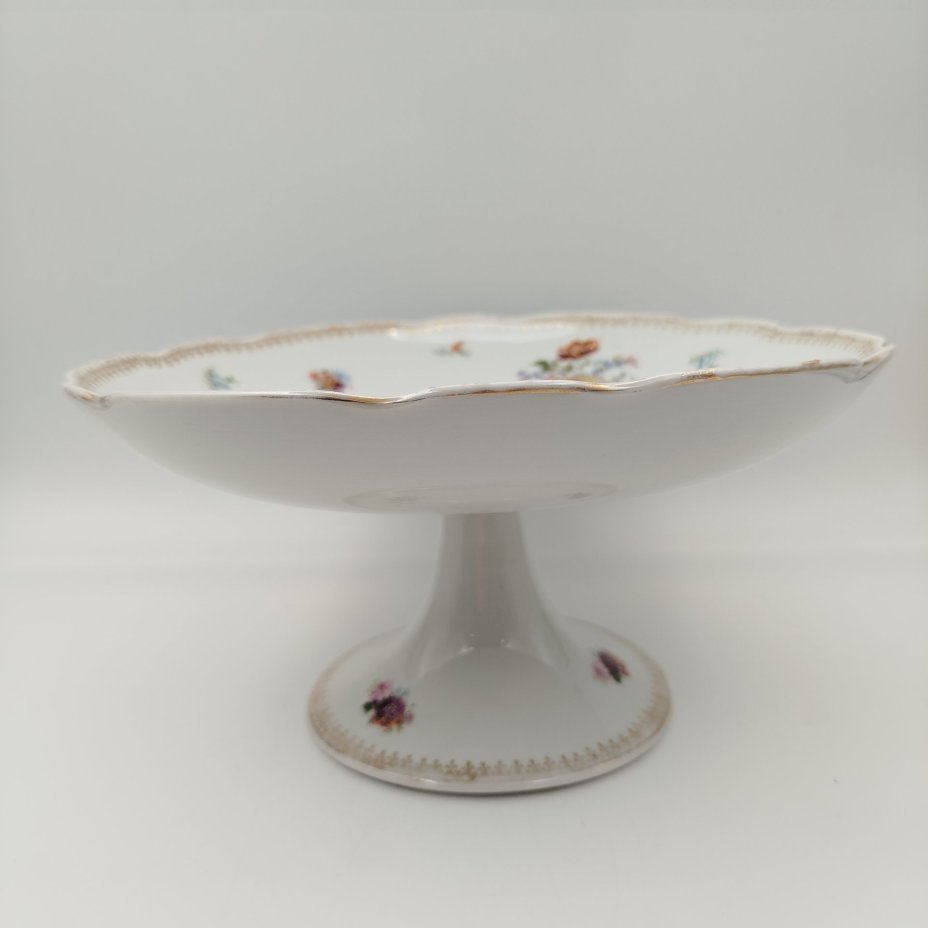 Фруктовница на ножке, декорированная цветочными мотивами, фарфор, деколь с прорисовкой, Дулевский фарфоровый завод (Дулёво), СССР, 1918-1930 гг.