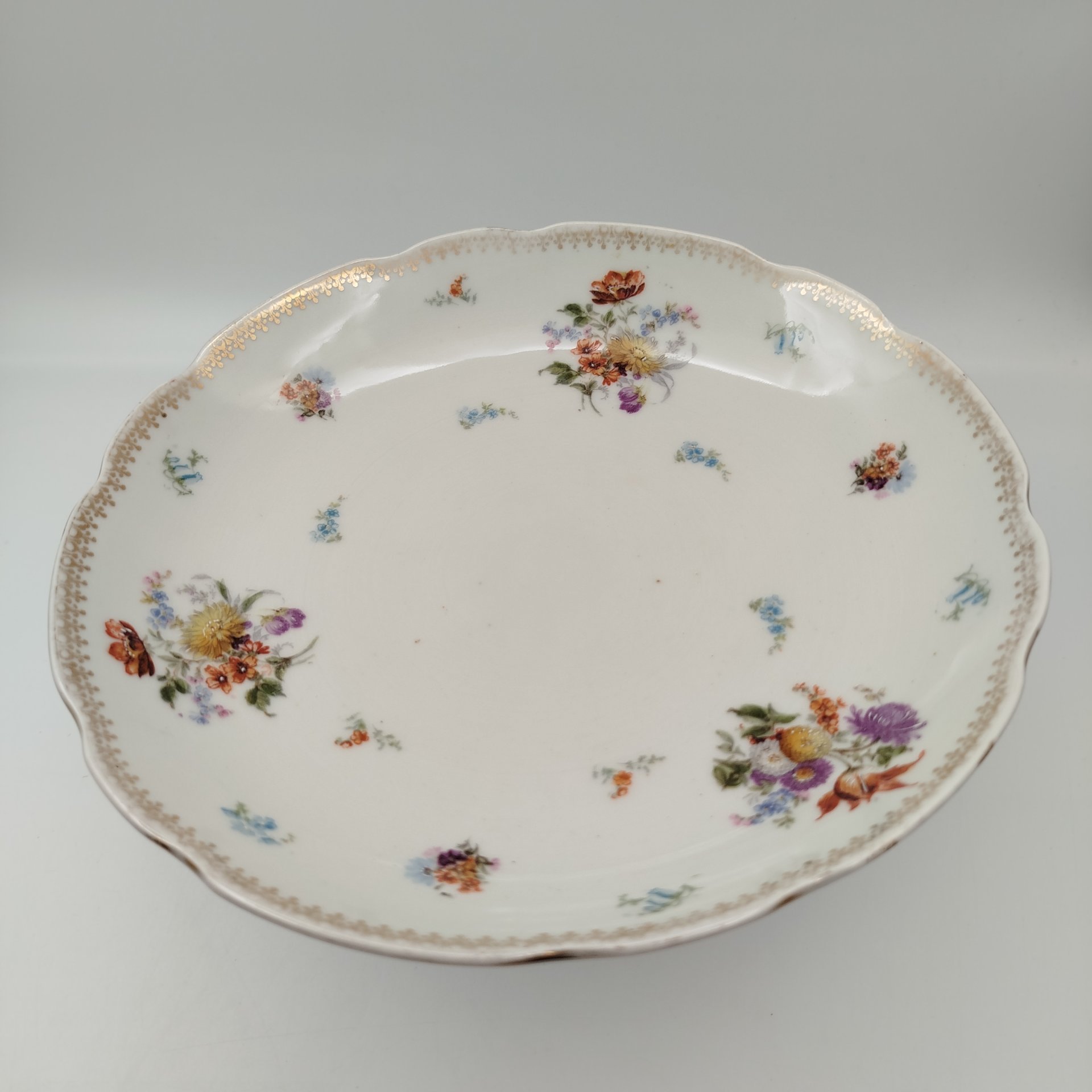 Фруктовница на ножке, декорированная цветочными мотивами, фарфор, деколь с прорисовкой, Дулевский фарфоровый завод (Дулёво), СССР, 1918-1930 гг.