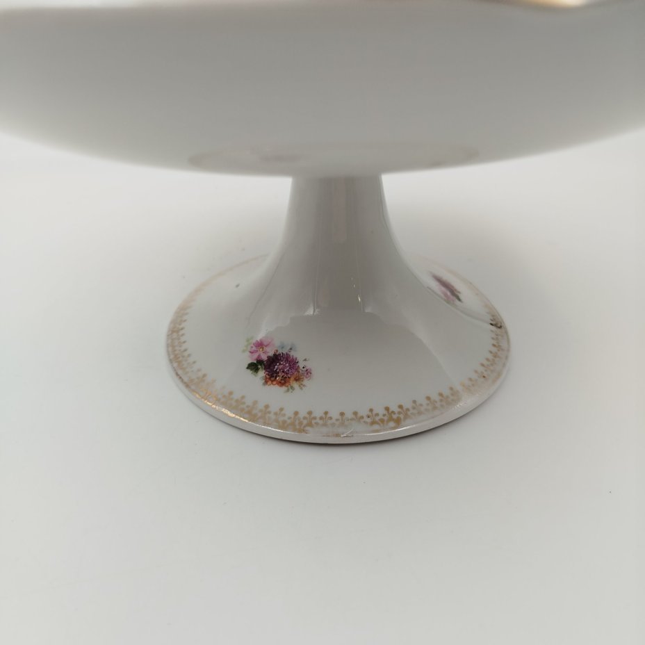 Фруктовница на ножке, декорированная цветочными мотивами, фарфор, деколь с прорисовкой, Дулевский фарфоровый завод (Дулёво), СССР, 1918-1930 гг.