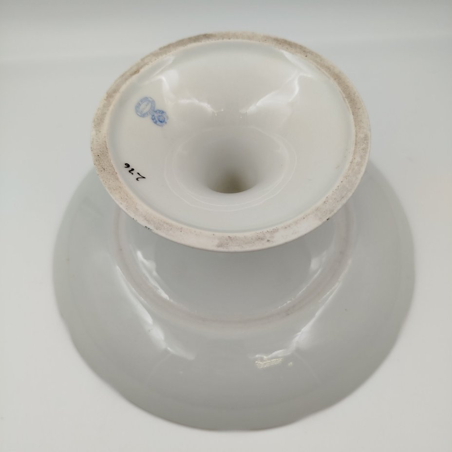 Фруктовница на ножке, декорированная цветочными мотивами, фарфор, деколь с прорисовкой, Дулевский фарфоровый завод (Дулёво), СССР, 1918-1930 гг.