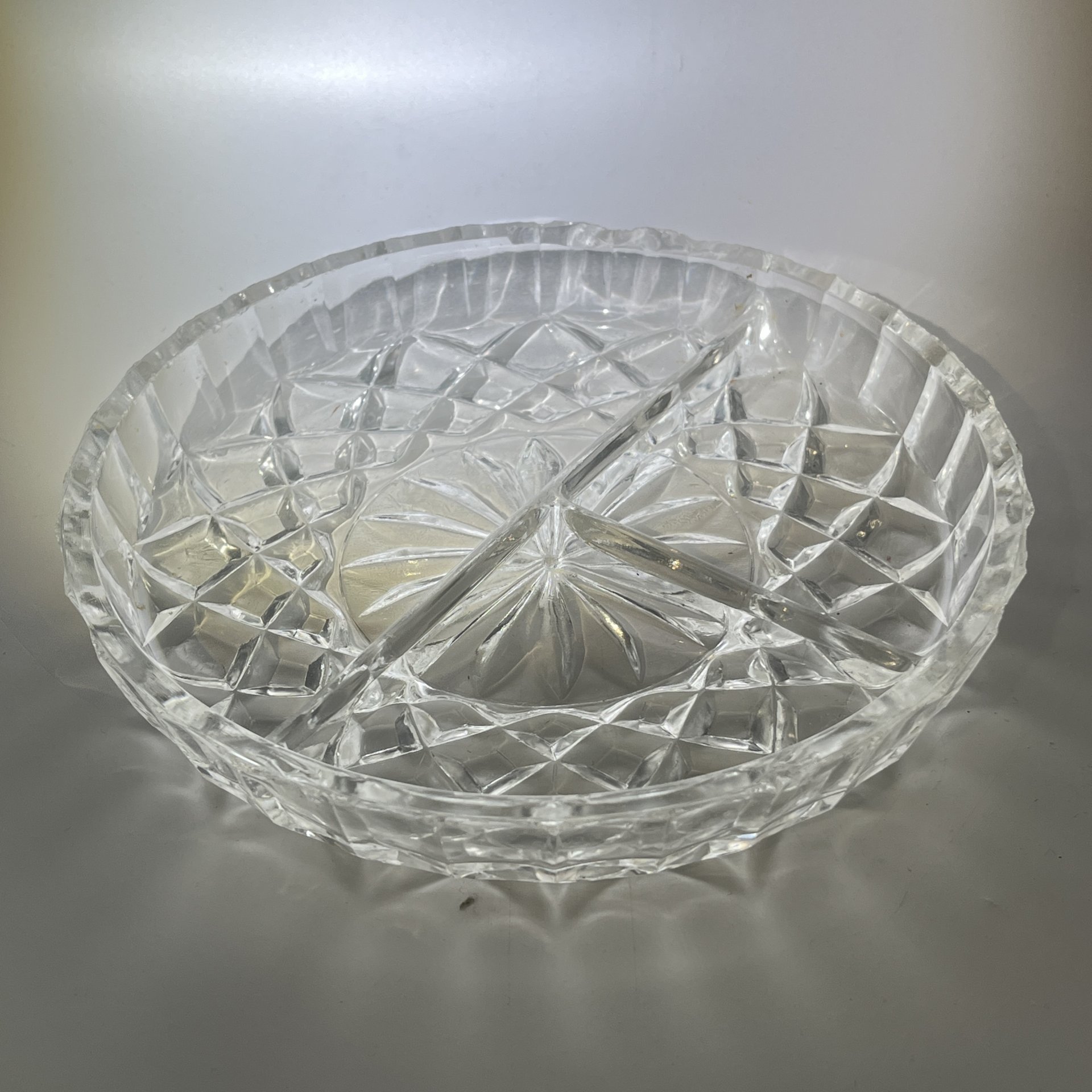 Менажница круглой формы с геометрическим декором