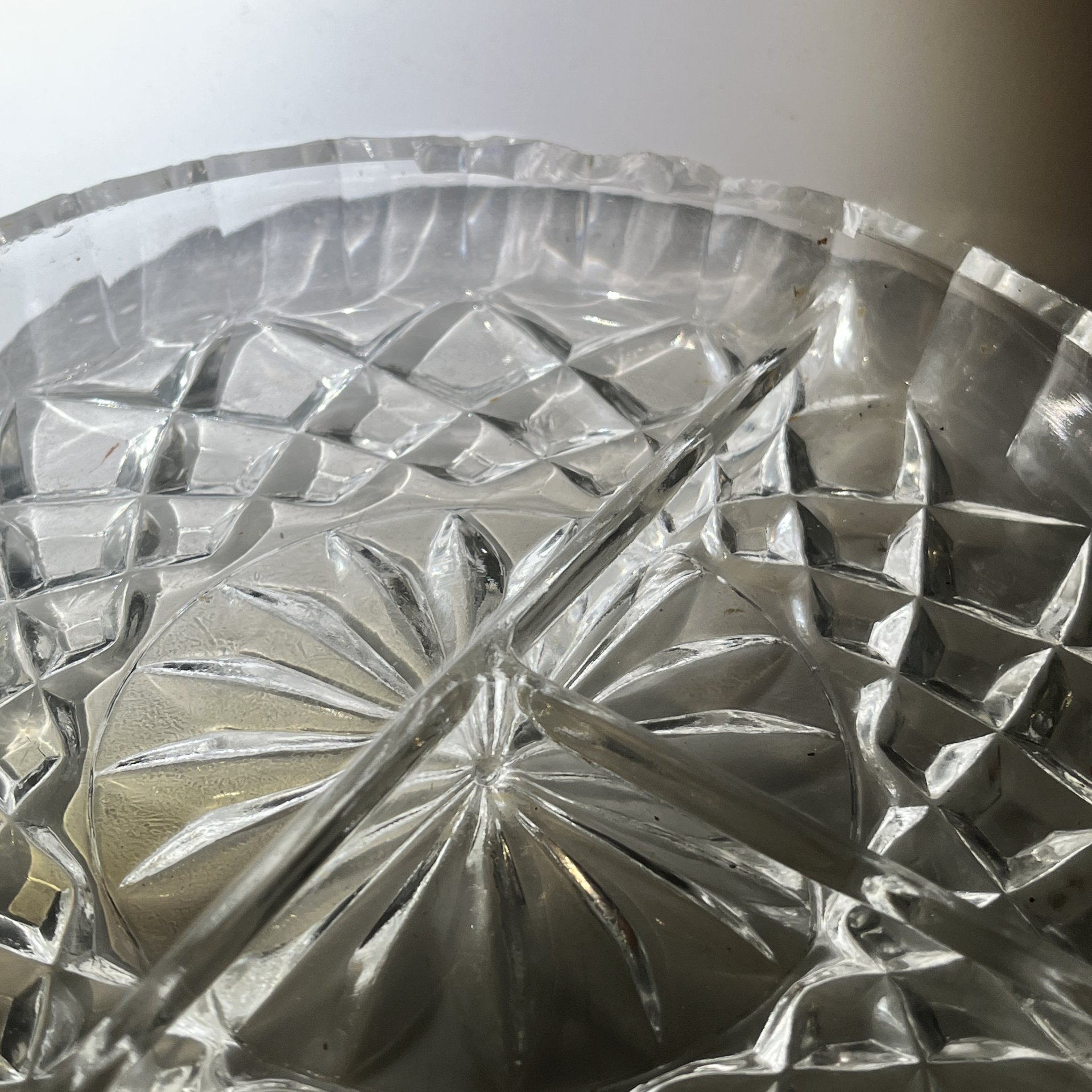 Менажница круглой формы с геометрическим декором