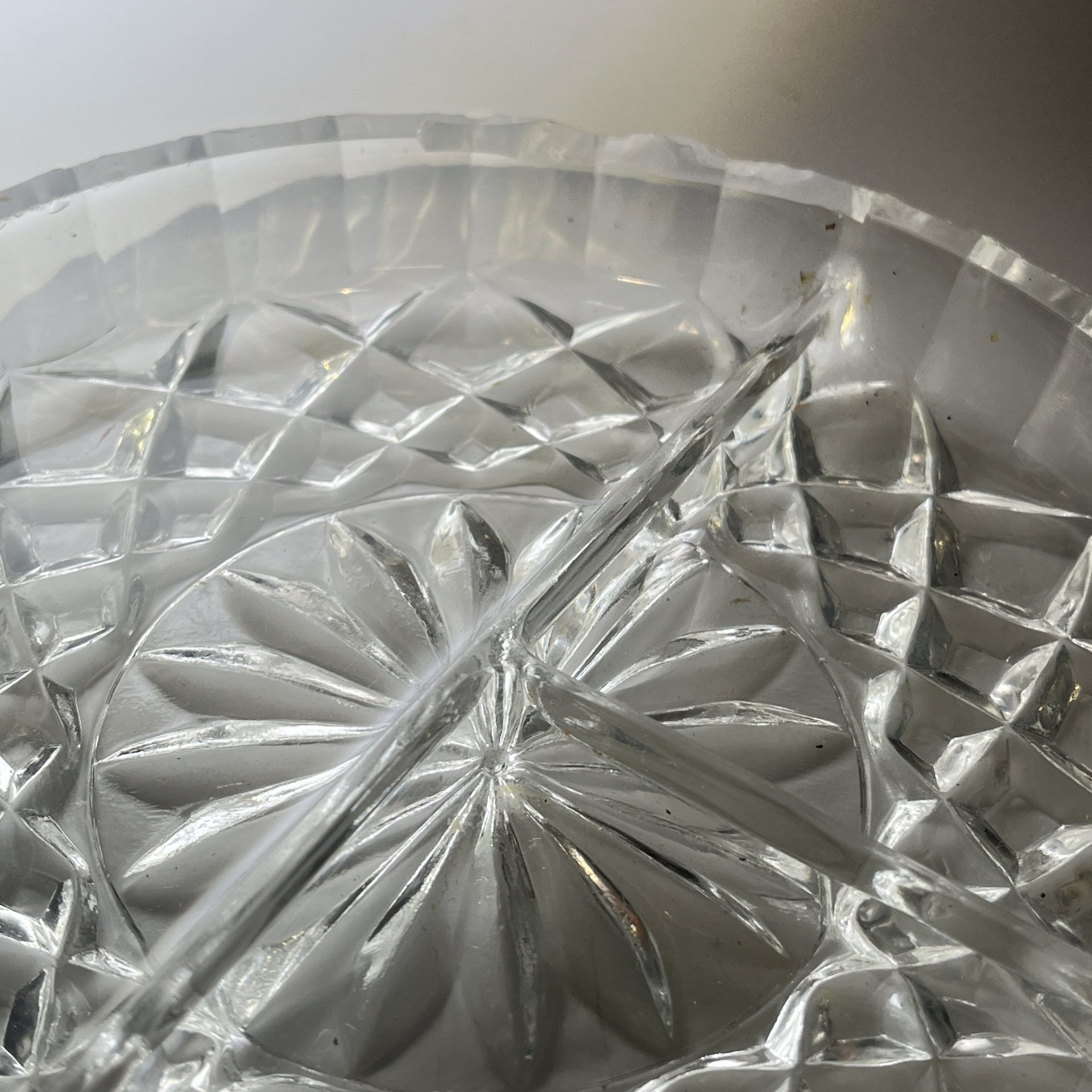 Менажница круглой формы с геометрическим декором