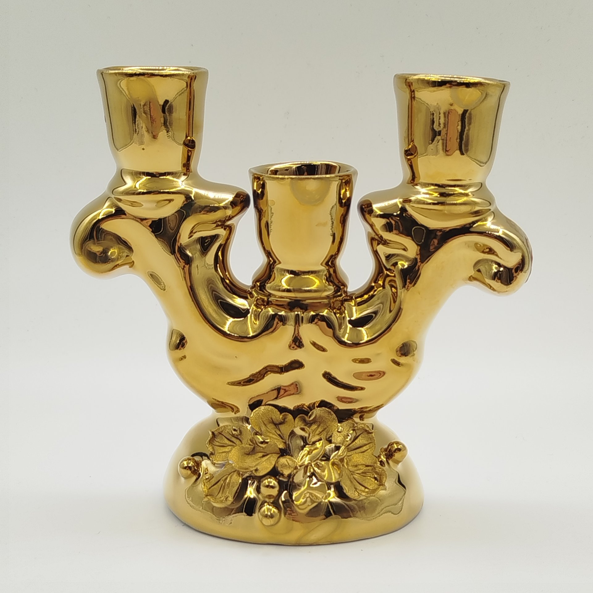 Подсвечник на три свечи с рельефным растительным декором, фарфор, крытье, золочение, Российская Федерация, 1990-2015 гг.