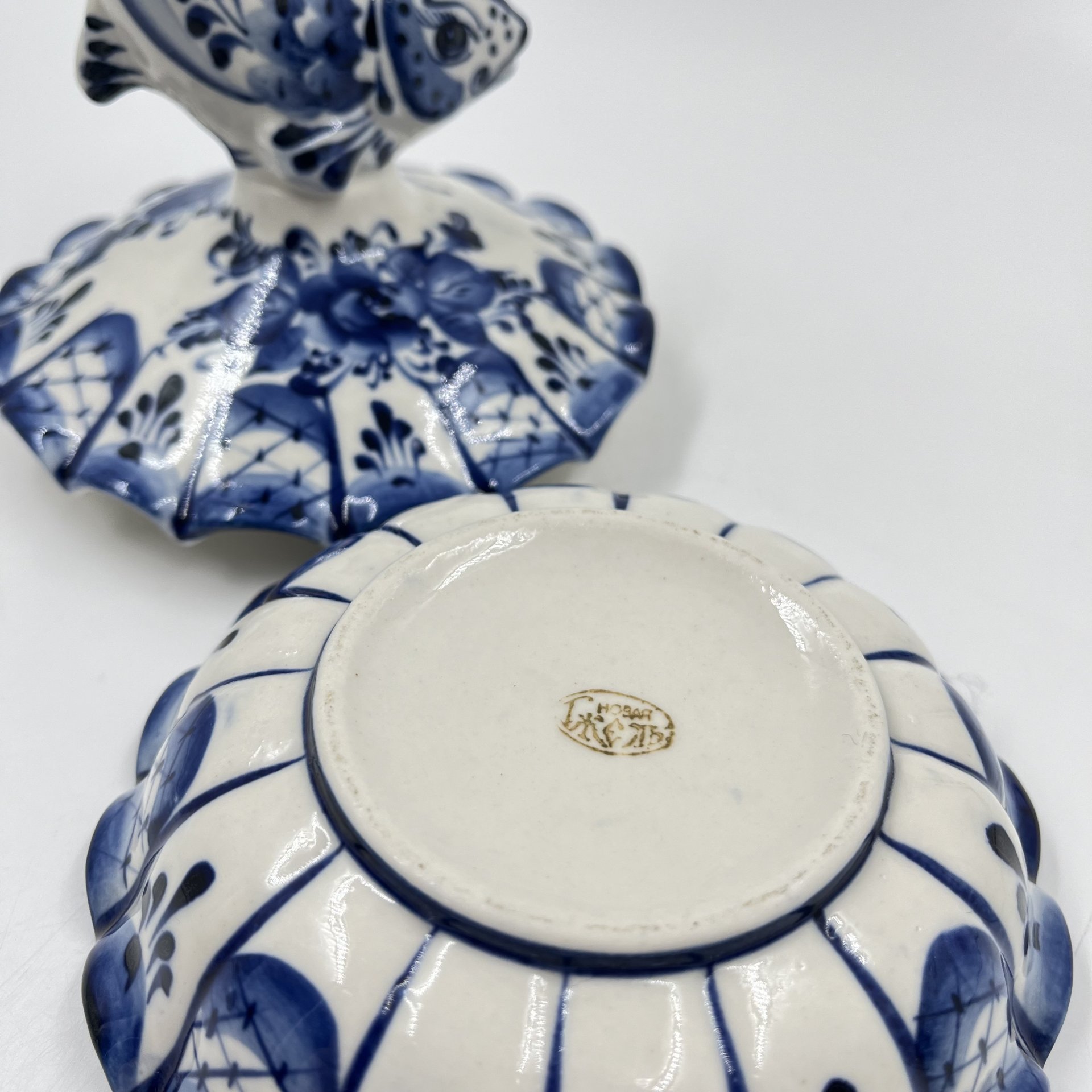 Икорница с крышкой "Рыба" с цветочным декором, Гжель