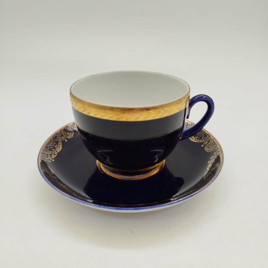 Пара чайная, украшенная растительным орнаментом, фарфор, крытье кобальтом, золочение, деколь, Ленинградский фарфоровый завод (ЛФЗ), СССР, 1970-1980 гг.