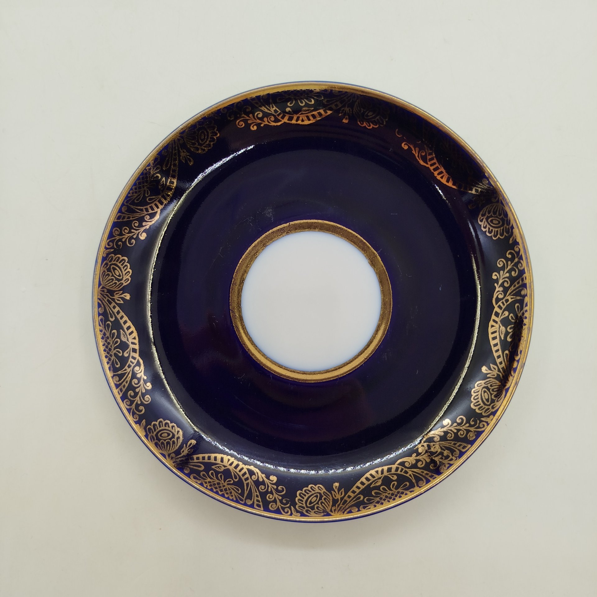 Пара чайная, украшенная растительным орнаментом, фарфор, крытье кобальтом, золочение, деколь, Ленинградский фарфоровый завод (ЛФЗ), СССР, 1970-1980 гг.