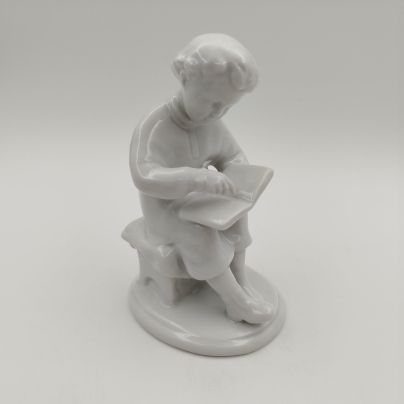 Статуэтка "Юный Ленин", скульптор С. Б. Велихова, фарфор, Ленинградский фарфоровый завод (ЛФЗ), СССР, 1960-1970 гг.